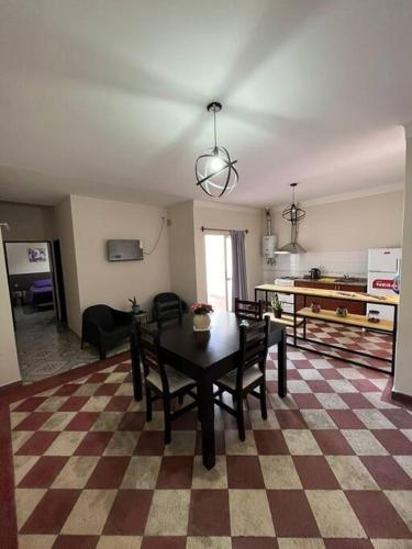 a dining room with a table and chairs in a room at Magnolia II Departamento Céntrico in San Fernando del Valle de Catamarca