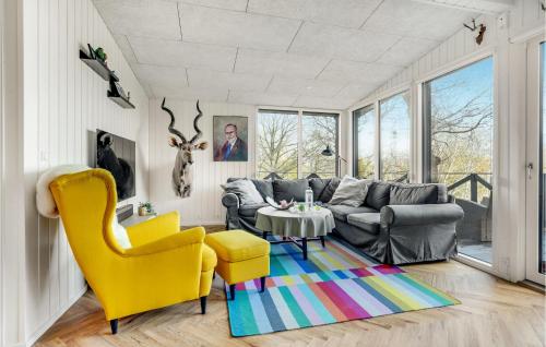 Posezení v ubytování Pet Friendly Home In Gistrup With Sauna