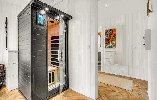 una habitación con ducha en el medio de una casa en Gorgeous Home In Gistrup With Sauna en Gistrup