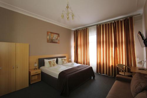 a hotel room with a bed and a window at City Hotel Gotland in Berlin