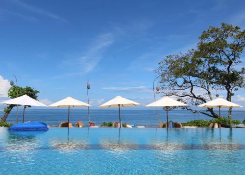 Bazén v ubytování Holiday Resort Lombok nebo v jeho okolí