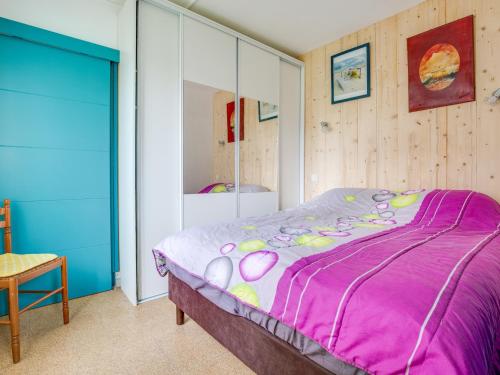 - une chambre avec un lit et une couverture violette dans l'établissement Maison T2 avec jardin clos, proche commerces et mer - 4 personnes - Biscarrosse Plage - FR-1-521-66, à Biscarrosse-Plage
