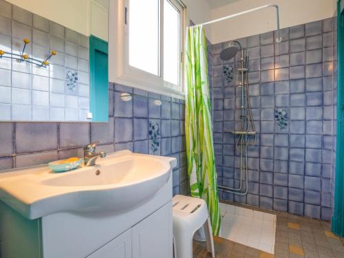 une salle de bain avec un lavabo et une douche dans l'établissement Maison T2 avec jardin clos, proche commerces et mer - 4 personnes - Biscarrosse Plage - FR-1-521-66, à Biscarrosse-Plage