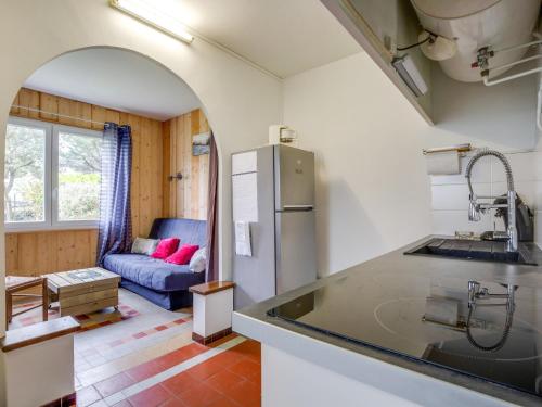 Il comprend une cuisine équipée d'un réfrigérateur et un canapé. dans l'établissement Maison T2 avec jardin clos, proche commerces et mer - 4 personnes - Biscarrosse Plage - FR-1-521-66, à Biscarrosse-Plage
