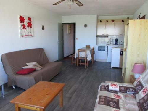 un salon avec un canapé et une table dans l'établissement Studio alcôve près de la plage avec aperçu mer pour 4 personnes - FR-1-521-118, à Biscarrosse-Plage