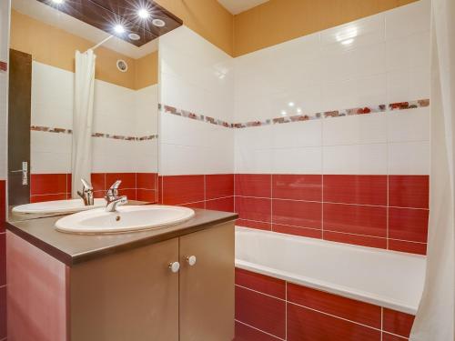 Et badeværelse på Studio alcôve près de la plage avec aperçu mer pour 4 personnes - FR-1-521-118