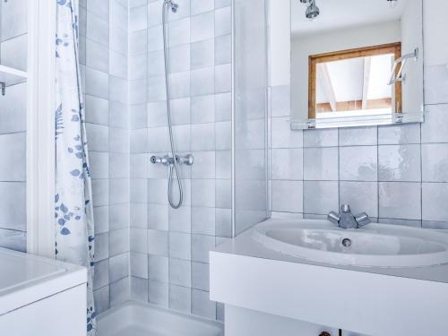 une salle de bain blanche avec un lavabo et une douche dans l'établissement Appartement T3 duplex à 300m de la plage avec parking - FR-1-521-144, à Biscarrosse