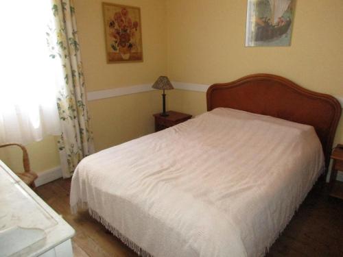 une chambre avec un lit blanc et une fenêtre dans l'établissement Maison arcachonnaise à Biscarrosse Plage pour 6 pers. - FR-1-521-87, à Biscarrosse-Plage