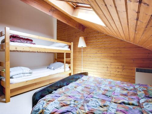 une chambre avec un lit et des lits superposés dans l'établissement Appartement T3 duplex à 300m de la plage avec parking - FR-1-521-144, à Biscarrosse