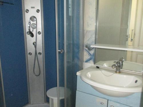une salle de bain avec un lavabo et une douche dans l'établissement Maison arcachonnaise à Biscarrosse Plage pour 6 pers. - FR-1-521-87, à Biscarrosse-Plage