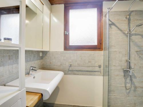 une salle de bain avec un lavabo et une douche dans l'établissement Maison atypique 7 pers, 2 terrasses, cheminée, à 1,5 km des plages et centre - FR-1-521-143, à Biscarrosse