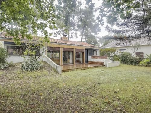 une maison avec une grande cour et une maison dans l'établissement Maison atypique 7 pers, 2 terrasses, cheminée, à 1,5 km des plages et centre - FR-1-521-143, à Biscarrosse