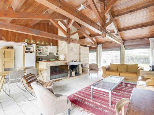 Maison atypique 7 pers, 2 terrasses, cheminée, à 1,5 km des plages et centre - FR-1-521-143