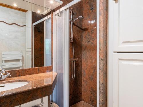 une salle de bain avec douche et lavabo dans l'établissement Duplex centre station Biscarrosse 6 pers, terrasse, WIFI, parking, équipements complets - FR-1-521-193, à Biscarrosse