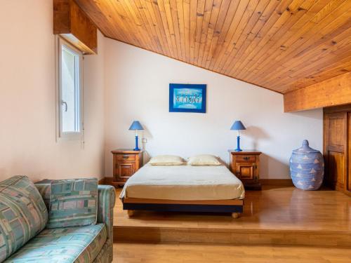 une chambre avec un lit et un canapé dans l'établissement Duplex centre station Biscarrosse 6 pers, terrasse, WIFI, parking, équipements complets - FR-1-521-193, à Biscarrosse