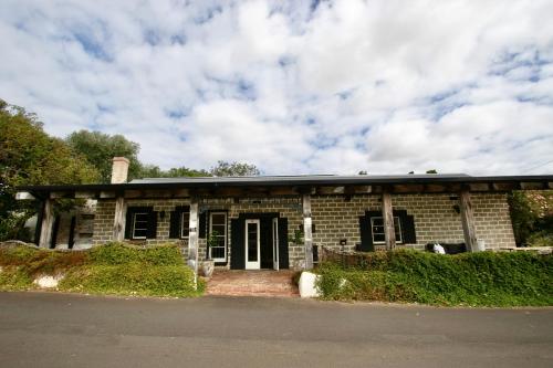 an old brick building on the side of a street at Rústicoq B+B in Cowaramup