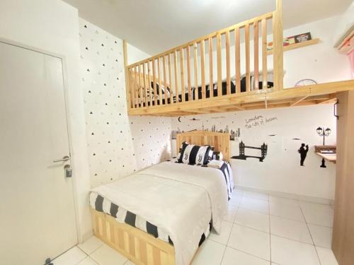 1 dormitorio con 1 cama y escalera de madera en Kuro House AT Aeropolis en Teko