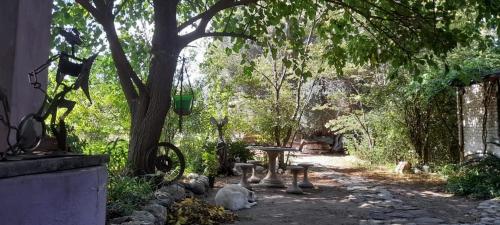 a garden with a table and a tree at Casa alma verde alegría y paz in Luyaba