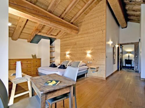 ein Schlafzimmer mit einem Bett und einem Tisch in einem Zimmer in der Unterkunft Chalet authentique avec sauna et hammam à Saint-Martin-de-Belleville - FR-1-613B-10 in Saint-Marcel