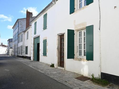 Maison de village à Ars-en-Ré avec garage, cour, salon TV, 3 chambres, balcon et équipements modernes - FR-1-434-104
