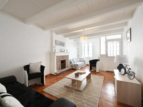 un salon avec un canapé et une table dans l'établissement Maison de village à Ars-en-Ré avec garage, cour, salon TV, 3 chambres, balcon et équipements modernes - FR-1-434-104, à Ars-en-Ré