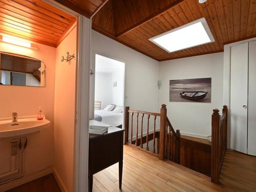 d'une salle de bains avec lavabo et d'une chambre. dans l'établissement Maison de village à Ars-en-Ré avec garage, cour, salon TV, 3 chambres, balcon et équipements modernes - FR-1-434-104, à Ars-en-Ré