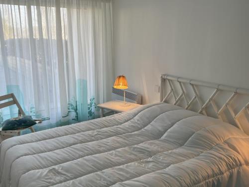 sypialnia z dużym łóżkiem i oknem w obiekcie Appartement 3 pièces avec terrasses et vue mer - Parking inclus - FR-1-487-349 w mieście Cabourg
