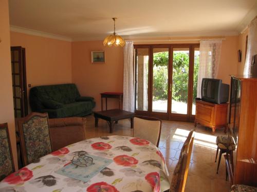 Zdjęcie z galerii obiektu Villa 3 pièces, 7 couchages, jardin 400m², 100m plage, centre Saint-Cyprien, animaux acceptés - FR-1-106-83 w mieście Saint-Cyprien