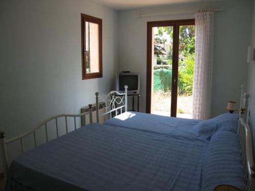- une chambre avec un lit bleu et une fenêtre dans l'établissement Villa Saint-Cyprien, 3 pièces, 7 personnes - FR-1-106-83, à Saint-Cyprien