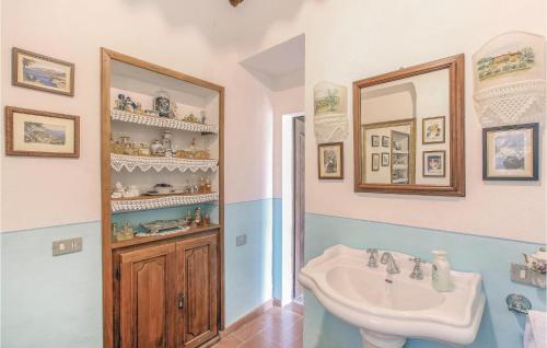La salle de bains est pourvue d'un lavabo et d'un miroir. dans l'établissement S,caterina, à Monte San Savino