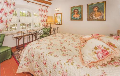 - une chambre avec un lit et deux photos sur le mur dans l'établissement S,caterina, à Monte San Savino
