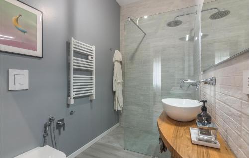 y baño con lavabo y ducha acristalada. en Beautiful Home In Piobbico With House A Panoramic View, en Piobbico