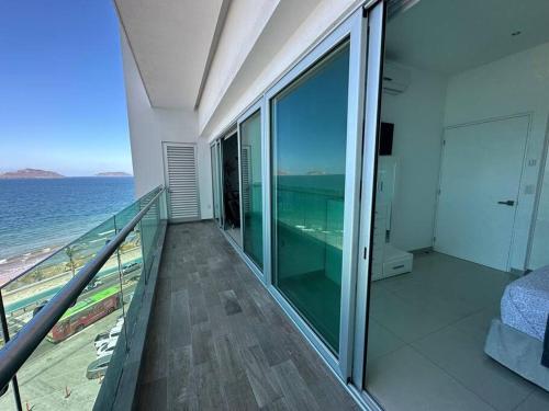 a balcony with a view of the ocean at Torre EME 414 Vista al Mar in Mazatlán