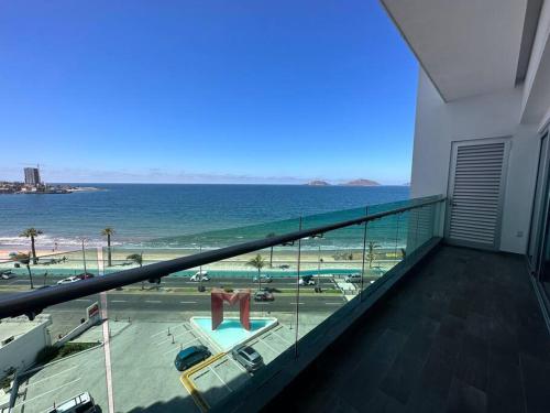 a balcony with a view of the beach and the ocean at Torre EME 414 Vista al Mar in Mazatlán
