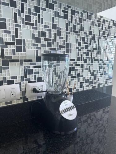 a blender sitting on a counter in a bathroom at Torre EME 414 Vista al Mar in Mazatlán