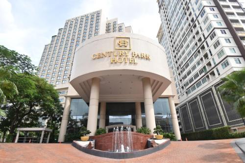 バンコクにあるCentury Park Hotel - SHA Extra Plusのカナリア銀行ホテルの入り口を望めます。