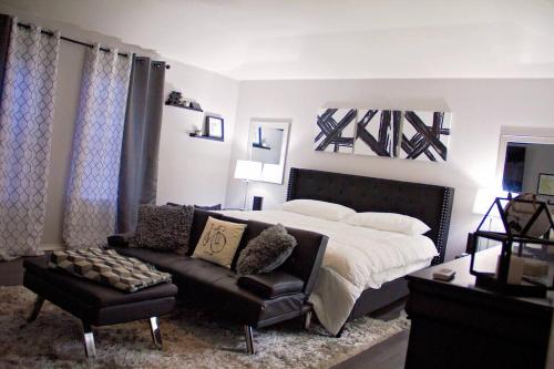 Posezení v ubytování Home Away From Home (w/ Pool)