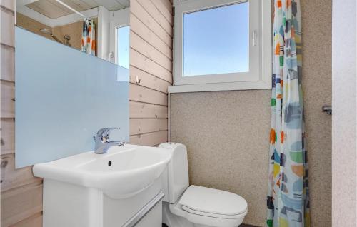 La salle de bains est pourvue d'un lavabo, de toilettes et d'une fenêtre. dans l'établissement Awesome Home In Hadsund With Kitchen, à Hadsund