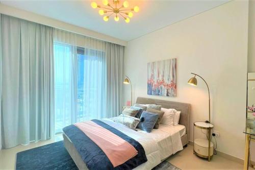 Katil atau katil-katil dalam bilik di Modern & Chic Waterfront 2bed balcony Dubai Creek