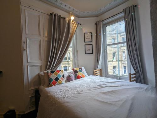 愛丁堡的住宿－Huge room in the city，一间卧室设有一张大床和一个窗户。