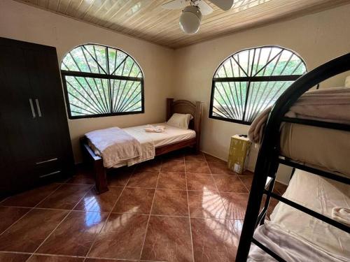 1 dormitorio con 2 literas y 2 ventanas en Mountain Breeze Villa, 
