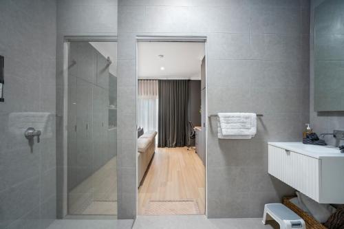 W łazience znajduje się prysznic i umywalka. w obiekcie SEACLUSION 5 bed waterfront, sleeps 12 w mieście Gold Coast