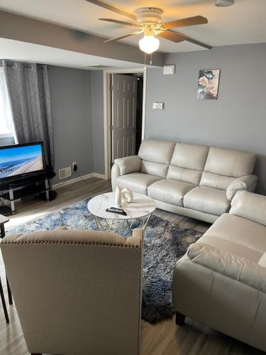 Ruang duduk di Modern one bedroom apartment