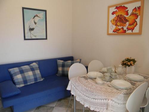 sala de estar con sofá azul y mesa en Apartments Gabriel, en Nin