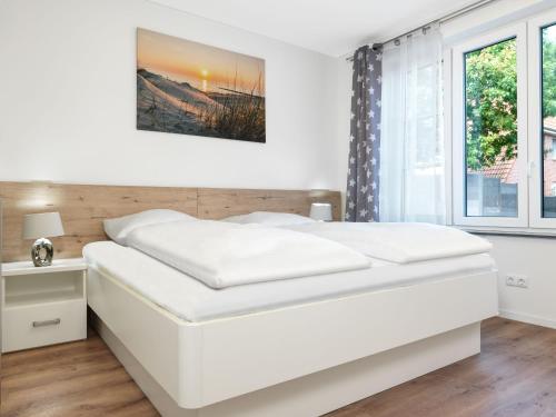 1 Schlafzimmer mit 2 weißen Betten und einem Fenster in der Unterkunft Gollwitzer Ferienidyll A07 19c Sturmmöwe in Gollwitz