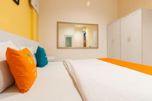 Кровать или кровати в номере Sans Hotel Finest Medan