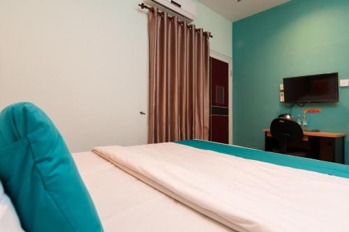 Кровать или кровати в номере Sans Hotel Finest Medan