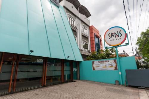 Сертификат, награда, вывеска или другой документ, выставленный в Sans Hotel Finest Medan