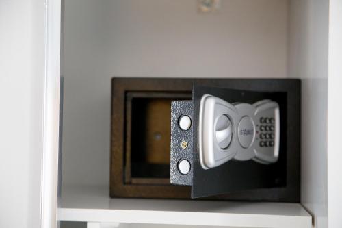kuchenka mikrofalowa z skrzynką sterowniczą na półce w obiekcie Lavanta Hotel w Stambule