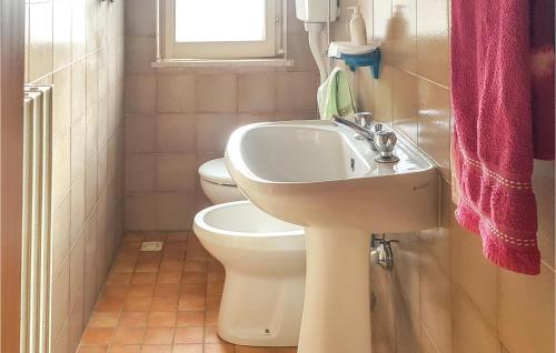 Een badkamer bij Amazing Home In Montorio Al Vomano With Kitchen